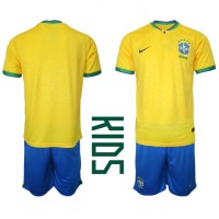 Billiga Brasilien Barnkläder Hemma fotbollskläder till baby VM 2022 Kortärmad (+ Korta byxor)